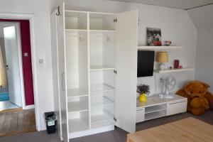 Lovely Town Apartment - Sleeps 5 Parking & Garden