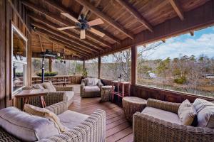 Lake Lahusage Front - Private Dock, Game Room