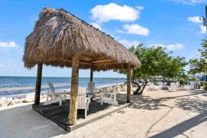 New! Key Largo Costal Villa 2 Kings Masters, Marina, Pool & Pickleball