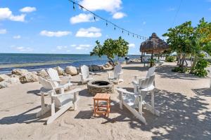 New! Key Largo Costal Villa 2 Kings Masters, Marina, Pool & Pickleball