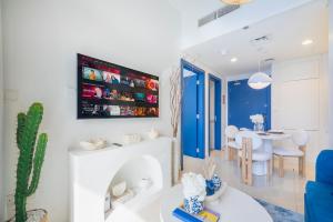 Luxury Apartment with Balcony & Full Burj Khalifa View by Dejaview Stays