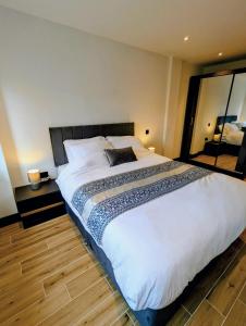 Elegant 2 bed flat with balcony in London