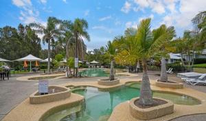 Elysian Escape - 4 Pools, Lakeside, Raffertys Resort