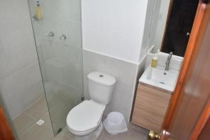 Habitación con cama nueva doble y balcon privado cerca del parque principal