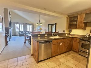 2 Bedroom Penthouse Condo at the Lodge at Mountaineer Square Hot Tub and Pool