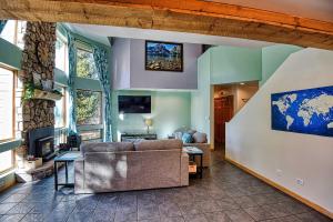 New Listing 4BR - Hot Tub - Pets OK