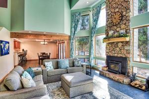 New Listing 4BR - Hot Tub - Pets OK