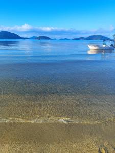 7 suítes de frente a praia em condomínio - Angra dos Reis