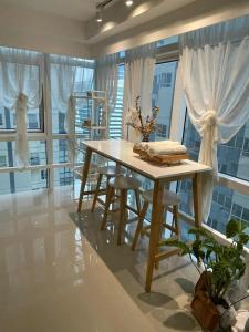 Spacious 1BR Loft with Flex Room in BGC