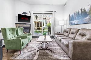 Mountain Getaway in Canmore - Sleeps 6 - Pool & Hottub