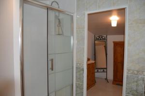 B&B / Chambres d'hotes La Vieille Distillerie : Chambre Double avec Salle de Bains Privative