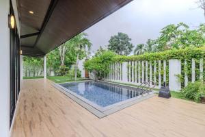 V242 Prime Location 2BR with Pool&Garden Near Beach