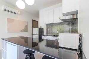 V242 Prime Location 2BR with Pool&Garden Near Beach