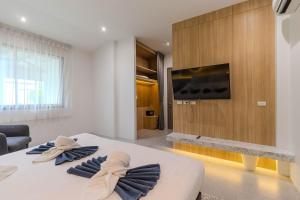 V242 Prime Location 2BR with Pool&Garden Near Beach