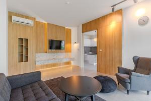 V243 Quite 3BR Pool Villa Bathtub Near Beach