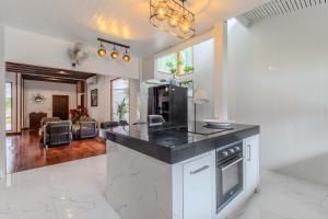 V244 Near Beach 4br Massive Property Huge Pool