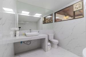 V244 Near Beach 4br Massive Property Huge Pool