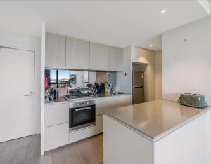 Docklands Luxury & Stunning Views - Pool, Gym, Yoga & Parking