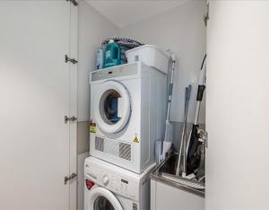 Docklands Luxury & Stunning Views - Pool, Gym, Yoga & Parking