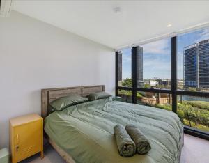 Docklands Luxury & Stunning Views - Pool, Gym, Yoga & Parking