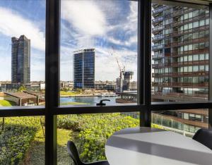 Docklands Luxury & Stunning Views - Pool, Gym, Yoga & Parking