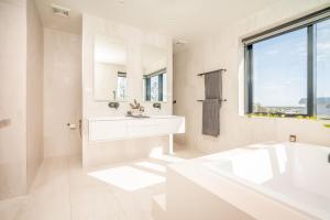 Luxury Penthouse w Hot Tub Views