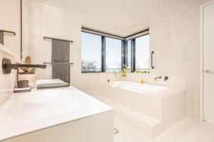 Luxury Penthouse w Hot Tub Views