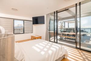 Luxury Penthouse w Hot Tub Views