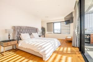 Luxury Penthouse w Hot Tub Views