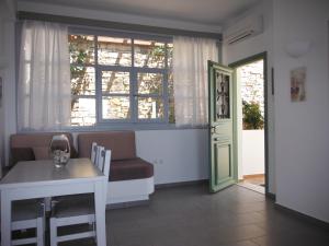 Salty Wind Antiparos Apartments and Studios