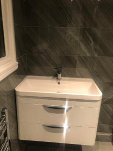 96TR Comfy room with double bed Edmonton Green