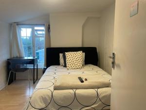 96TR Double bed bedroom - Edmonton green