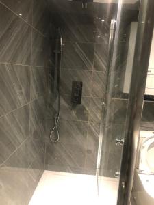 96TR Double bed bedroom - Edmonton green