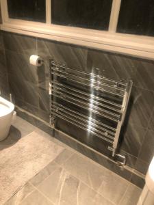 96TR Double bed bedroom - Edmonton green