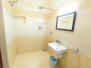 Neelambari - Tranquil Riverside Room with Lush Garden Patio