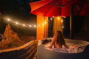 North Cascades Glamping with Hot-tub and Outdoor Kitchen