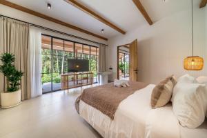 Bergamo by DH - Chic New Escape - Private Pool - Walkable Location