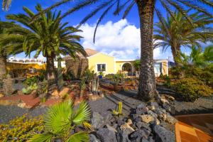 MADORA-Lanzarote -Villa- private pool, amazing garden, sea view, quiet location