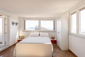 Mansarda con terrazza davanti castello aragonese