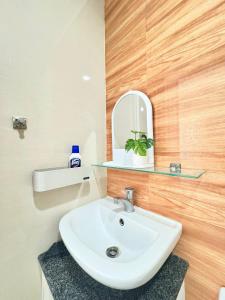 Aesthetic House - 3 minutes away from Airport