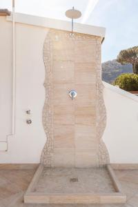 Mansarda con terrazza davanti castello aragonese