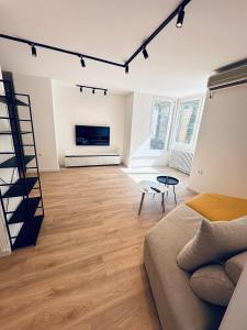 Reginas Modern Two-Bedroom Apartment in Center