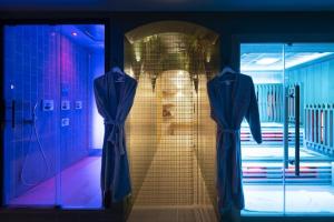 Queen Suite with Balcony and Private Spa Access 21h30-23h30
