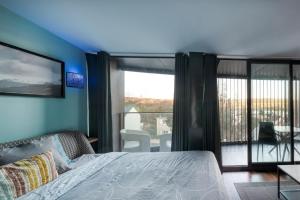 Queen Suite with Balcony and Private Spa Access 21h30-23h30
