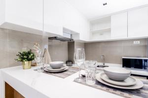 Bright 1BR SeaView Condo Pools Gyms S4512 วิวทะเล