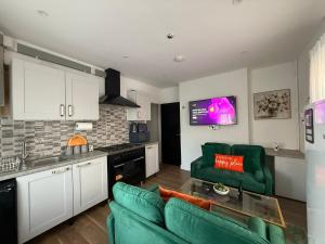 Walsall 3 Bedrooms WiFi & gated Car park 7Sleeps 70 Windsor