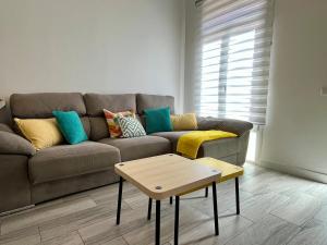 Apartamento nuevo, 2 dormitorios, patio y garaje
