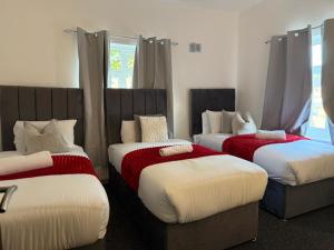 Walsall 3 Bedrooms WiFi & gated Car park 7Sleeps 70 Windsor