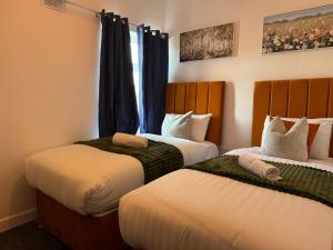 Walsall 3 Bedrooms WiFi & gated Car park 7Sleeps 70 Windsor