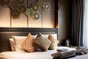 Bright 41 m² Condo Pools Beach Shuttle S6502